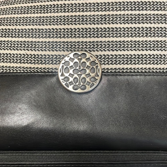 Vintage leather authentic COACH wallet in black. Unique emblem on front. - Picture 13 of 16